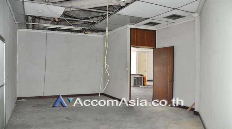 8  Office Space For Rent in Silom ,Bangkok MRT Lumphini at Sri Fueng Fung Building AA11168